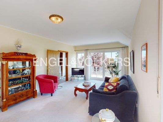 Sonnige Wohnlounge im Obergeschoss