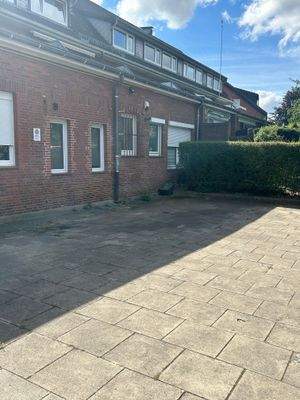 Stellplätze hinter dem Haus