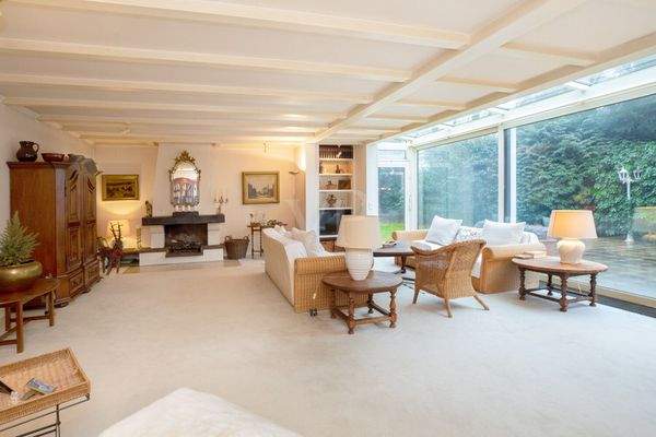 Wohn-/Esszimmer mit Kamin u. Terrassenzugang (I)