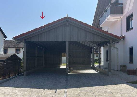 Zugehöriger Carport (links)