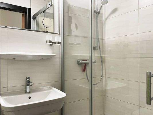 mit ebenerdiger Dusche 