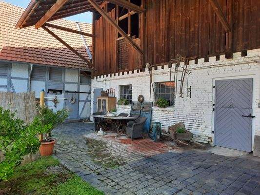 Sitzplatz vor ehem. Stallung