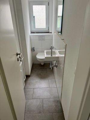 Ausgelagertes Gäste WC mit Fenster.jpg