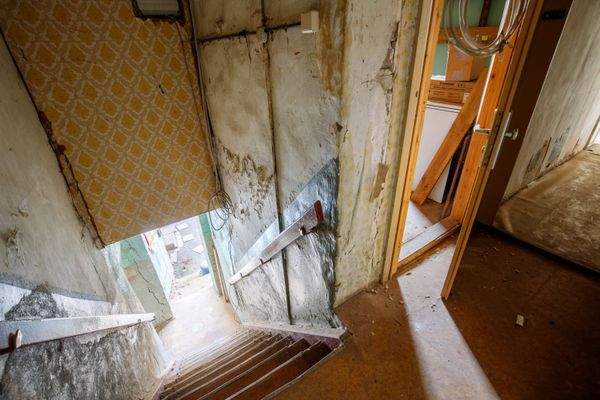 19 - Flur Seitenflügel.jpg