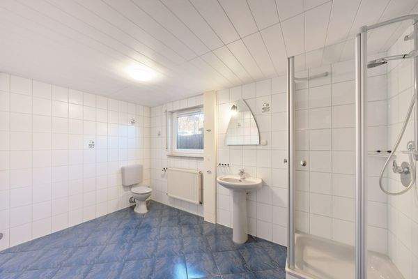Badezimmer im Untergeschoss