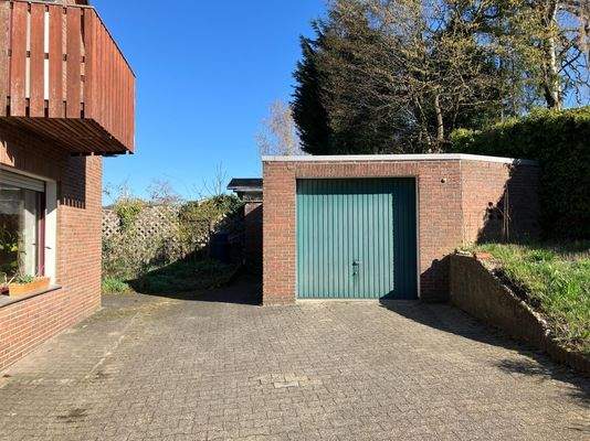 Einfahrt mit Blick zur Garage