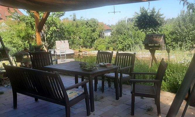 Gepflasterte Terrasse mit Überdachung