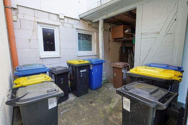 Separate Fläche für die Mülltonnen