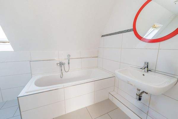 Doppelhaus 4 vorne -Badezimmer OG 