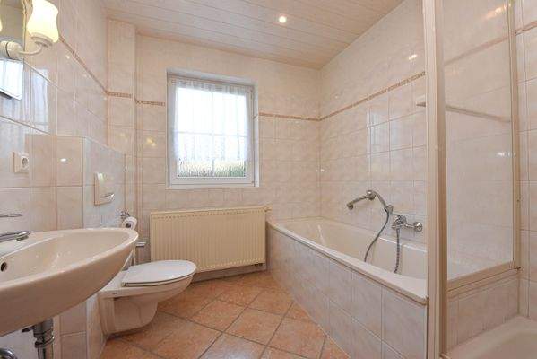 zeitlos gefliestes Vollbad 