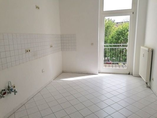 geflieste Küche mit Zugang Balkon