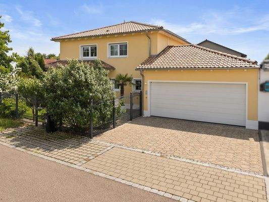 Zufahrt und Hauseingang