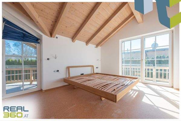 Elternschlafzimmer mit Zugang zum Balkon