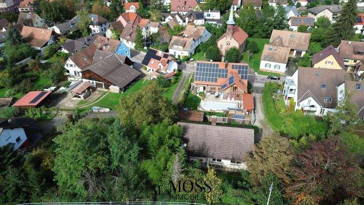 Drohnesicht von oben links ein Baugrundstück