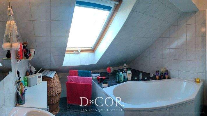 Tageslichtbad mit Wanne aktuell