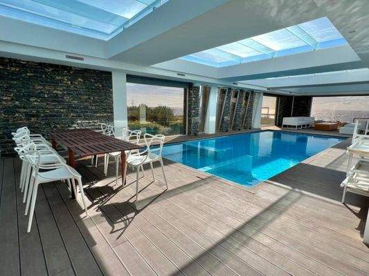 Einzigartige Villa am Meer mit Innenpool, Gärten und Gästehaus