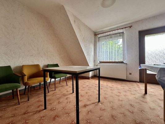 Zimmer im OG mit Balkonzugang