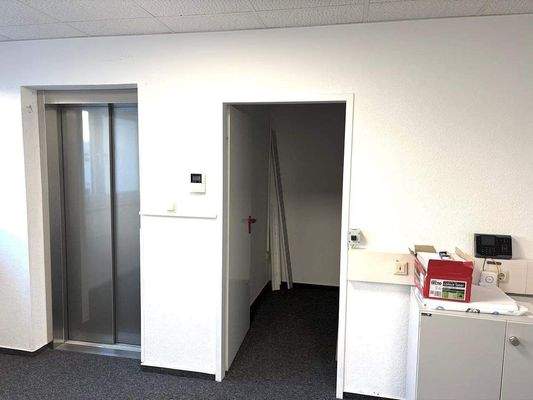 Fahrstuhl / Eingangsbereich