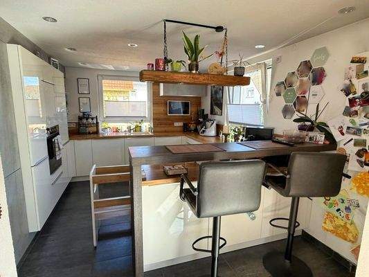 Angrenzende, hochwertige Küche mit Thresen