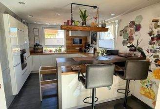 Angrenzende, hochwertige Küche mit Thresen