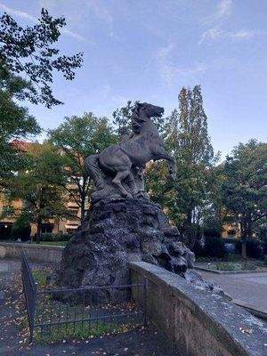 Brunnenfigur am Rüdesheimer Platz