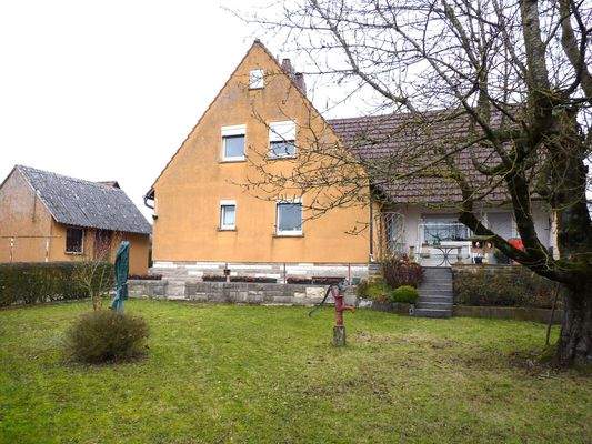 Blick von Garten zum Haus