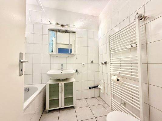 Innenliegendes Badezimmer mit Badewanne ähnlich 1