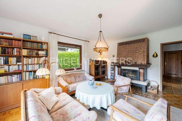 Heimeliger Wohnbereich mit Kamin EG