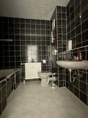 Bad mit Wanne und Dusche