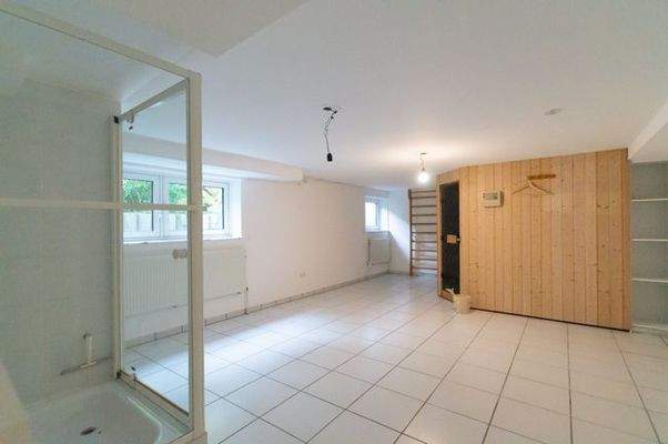 Fitnessraum mit Sauna im Keller