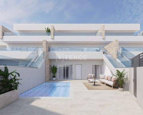 Homes with Private Pools and Gardens in Pilar de la Horadada