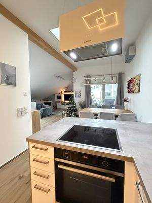 Küche mit Blick in den Wohnbereich 