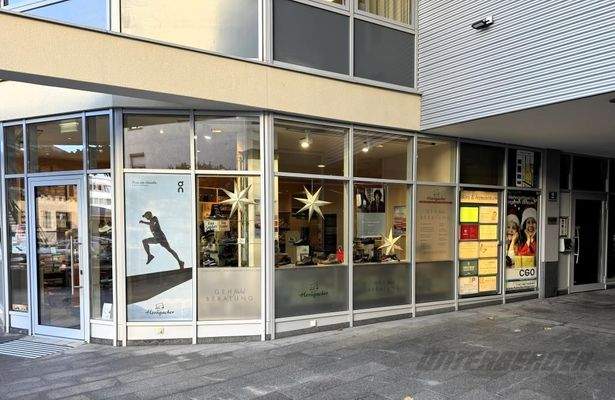 Schaufenster neben Zugang zum Ärztezentrum