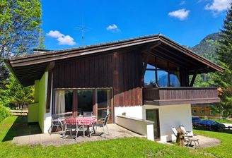 Hausansicht im Sommer