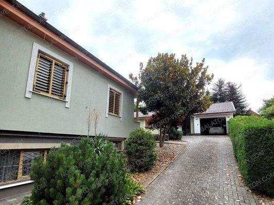 Gepflasterter Weg zu Nebengebäude u. 2. Garage