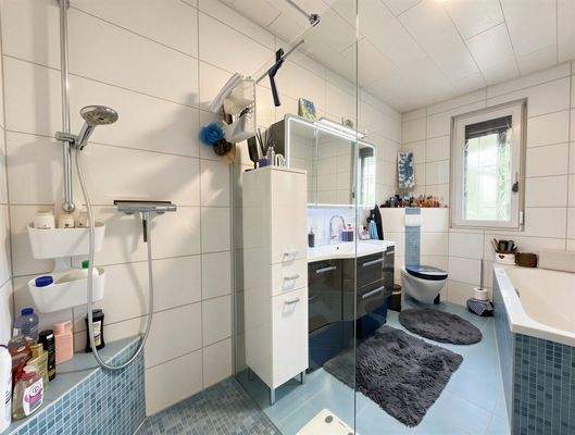 Tageslichtbad mit ebenerdiger Dusche