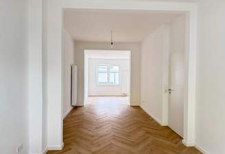 Wohnbereich mit Blick in den Ess- und Kochbereich