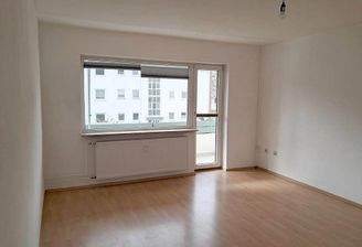 Wohnzimmer mit Balkonzugang