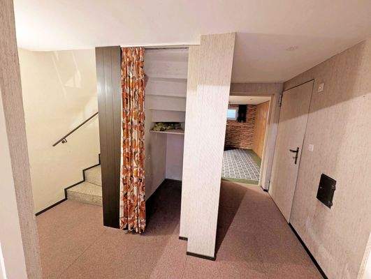 Keller-Flur PXL_20251030_150427001.NIGHTb.jpg