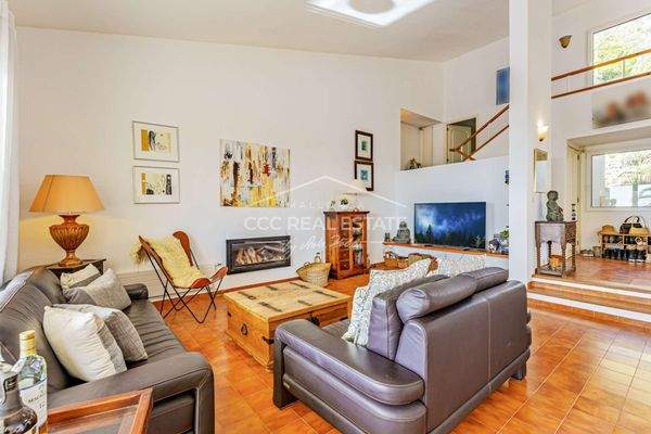 Offenes Wohnzimmer mit Kamin...