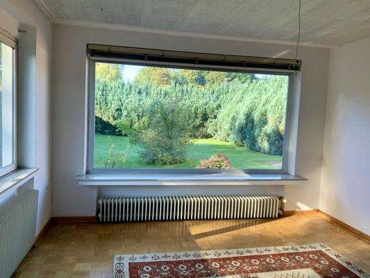 Wohnzimmer mit Gartenblick