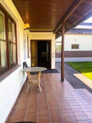 Überdachter Sitzplatz