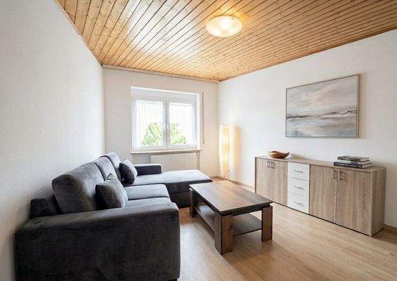 Vielseitig nutzbares Zimmer mit viel natürlichem Licht – ob Kinderzimmer oder Homeoffice