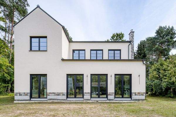 Villenansicht (Ist-Zustand - ohne fertiggestellte Außenlagen)