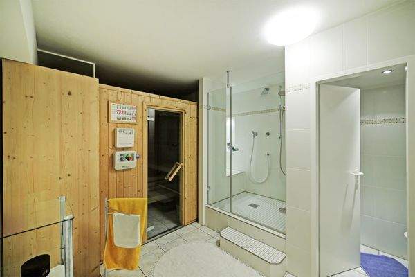 Sauna und Dusche im UG