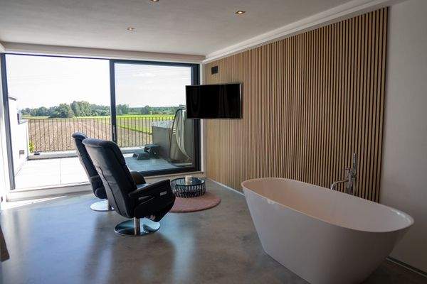 Großzügiges Badezimmer mit freistehender Badewanne