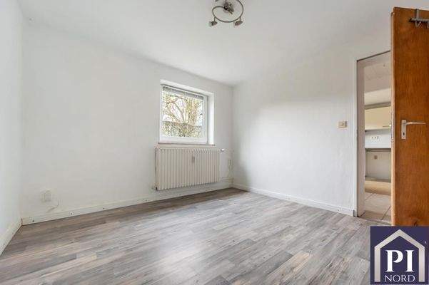 Zimmer mit Fenster zum Landschaftschutzgebiet