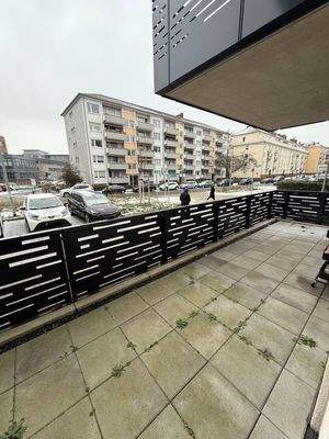 Balkon mit anthrazitfarbenem Geländer.jpg