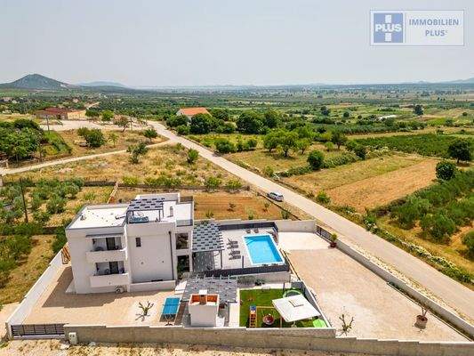 tinj-luksuzna-villa-s-velikom-okucnicom_36