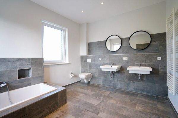 Badezimmer mit zwei Waschbecken, Wanne und bodengleicher Dusche